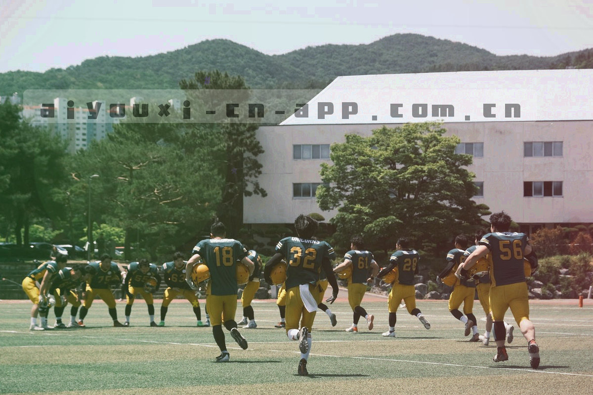 双轴对照曲线，一条呈霓虹青、一条呈电光紫，交叉区带橙色差异标记